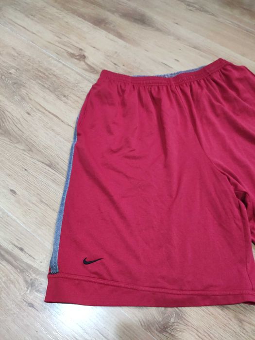 Pantaloni scurti Nike marimea XL