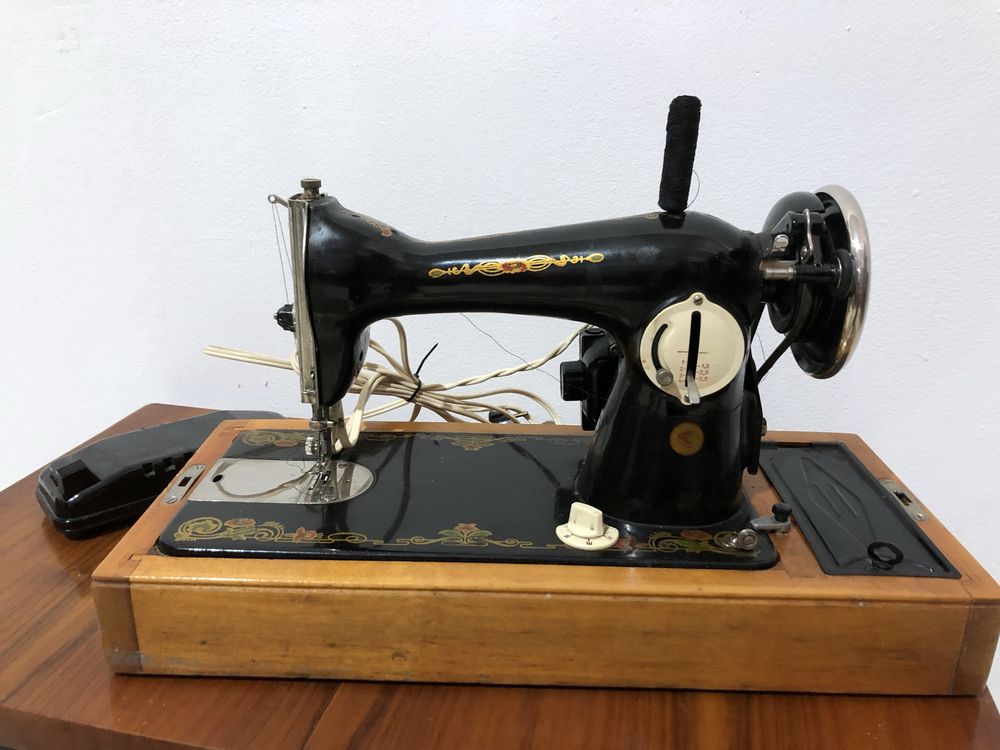 Obiect Decor Mașină de Cusut Vintage în Cutie din Lemn