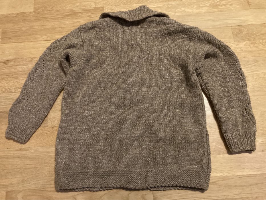 Плетена вълнена жилетка