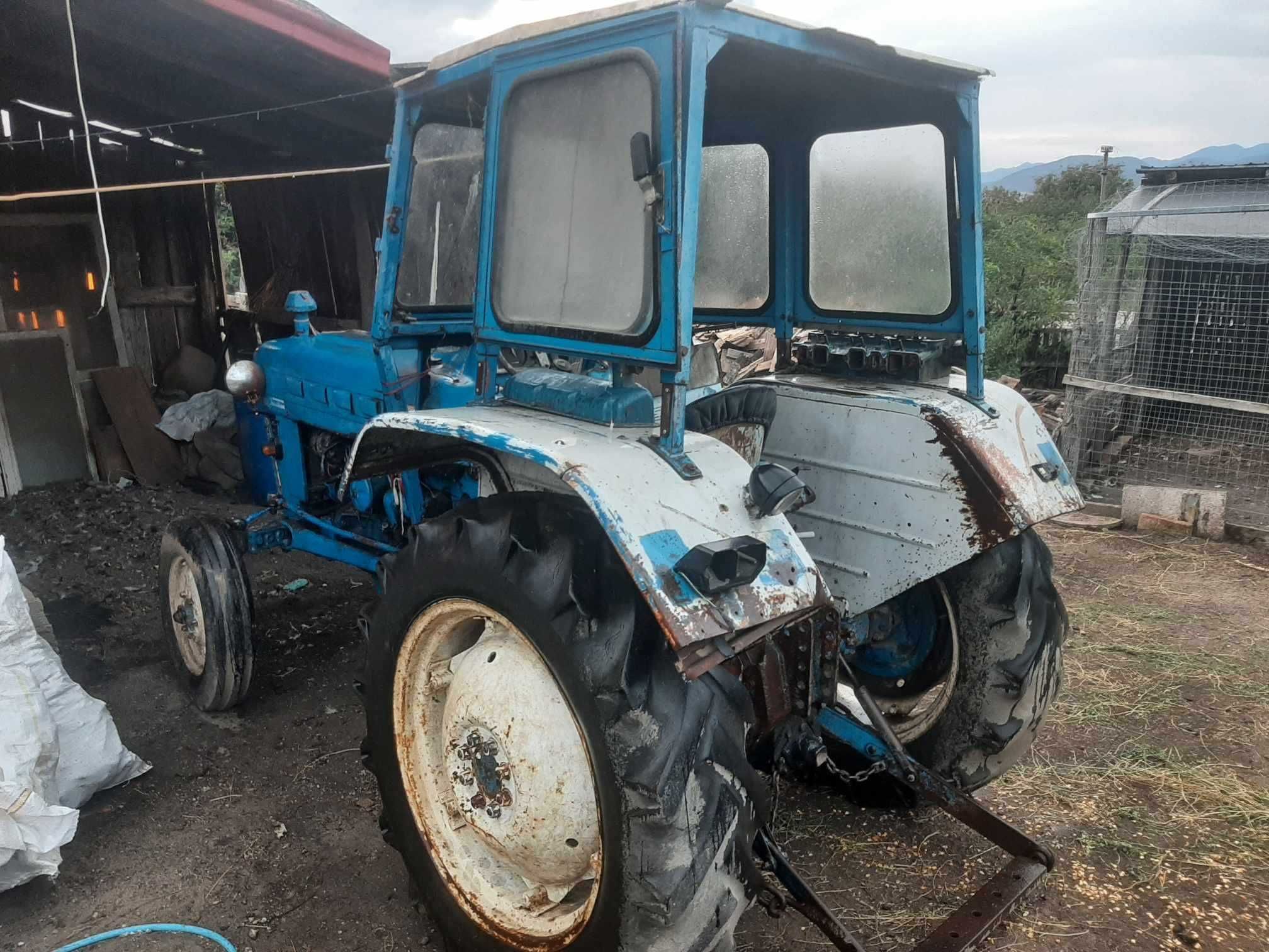 Tractor Ford 2000 cu cabină . Preț fix
