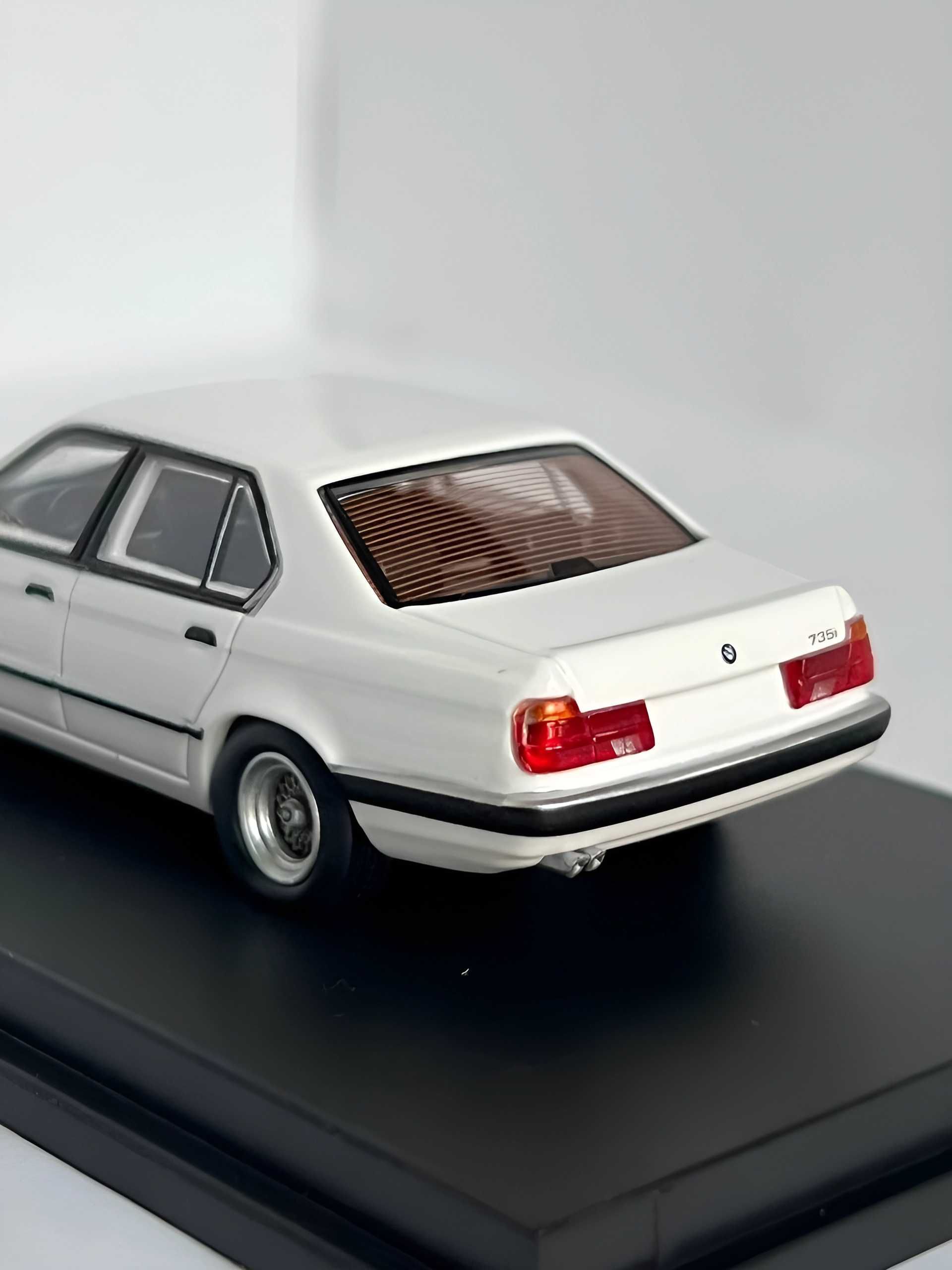 Модель BMW -  E32 7-серия (масштаб 1:64)