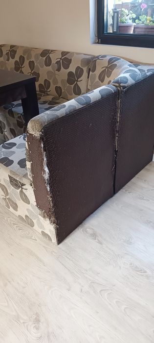 Трапезна маса с диван и столове