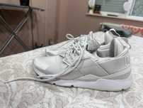 Продавам бели маратонки на Puma
