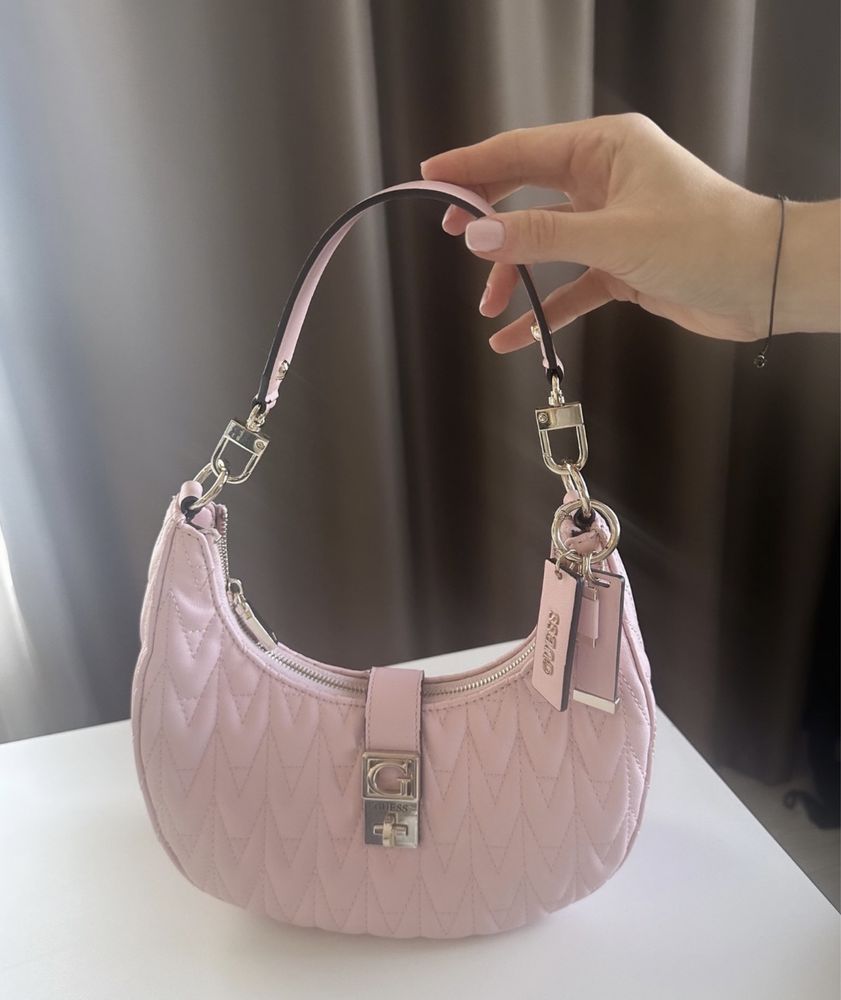 Сникърси Love Moschino и чанта Guess