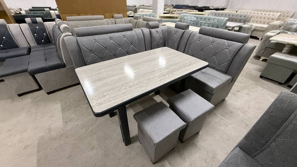 Кухонный уголок 160*190 стол 2 та пуфик