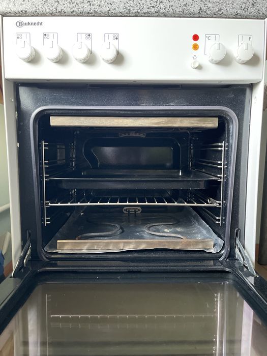 Vând aragaz Bauknecht