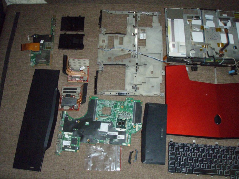 Dezmembrez Alienware M17x-R2 i5-520M 2x ATI HD5850M BD-ROM