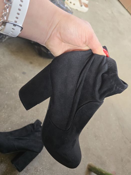 Черни велурени боти