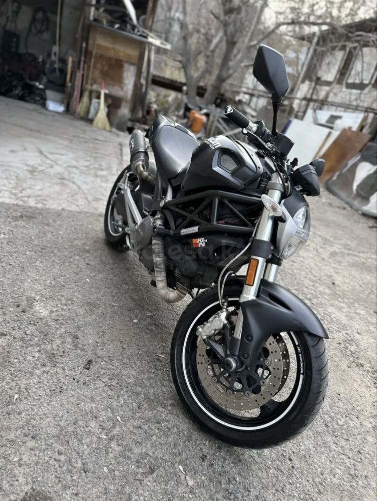 Ducati Monster 696