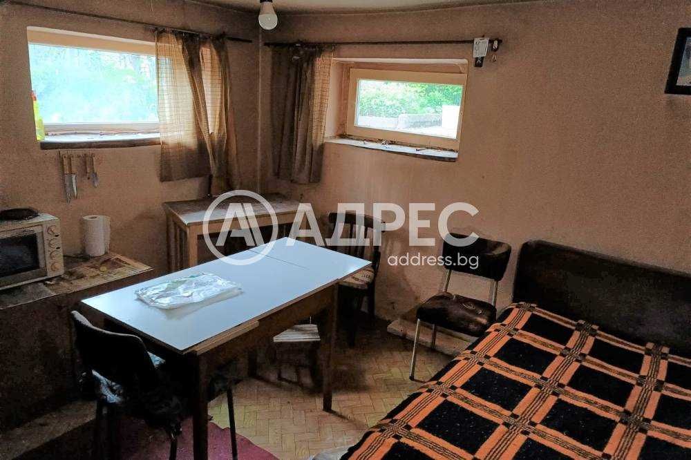 Продава се двуетажна масивна къща в кв. "Добровски"!