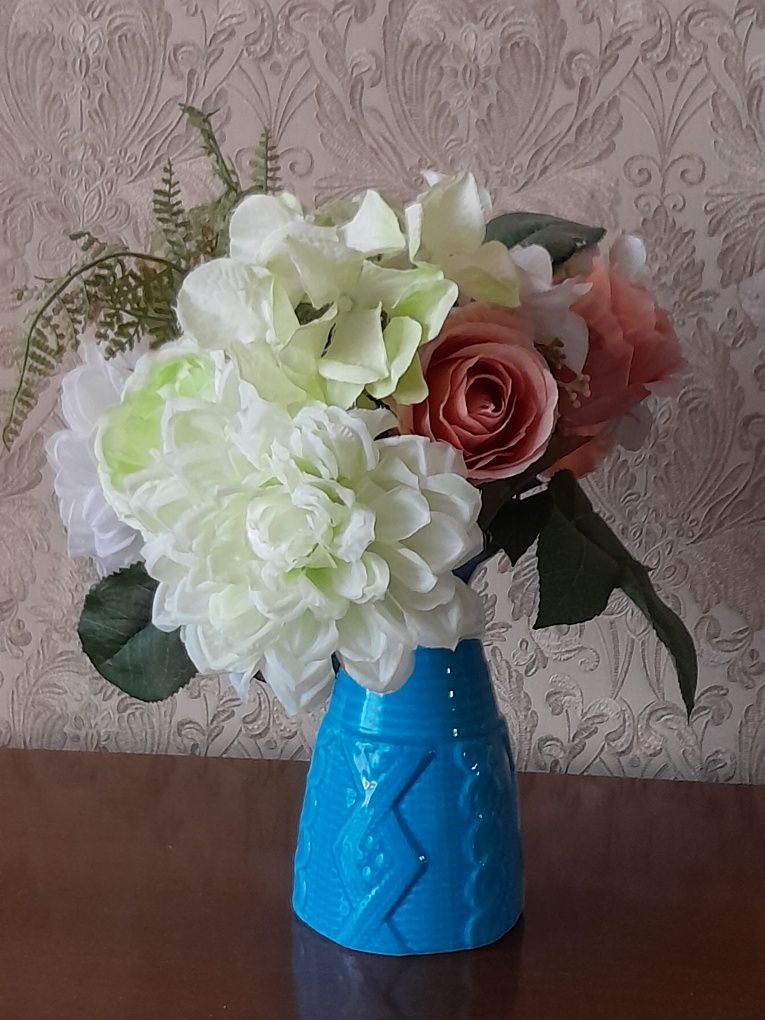 Композиция из искусственых цветов