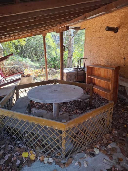 Продава се парцел с къща в с. Горна Диканя