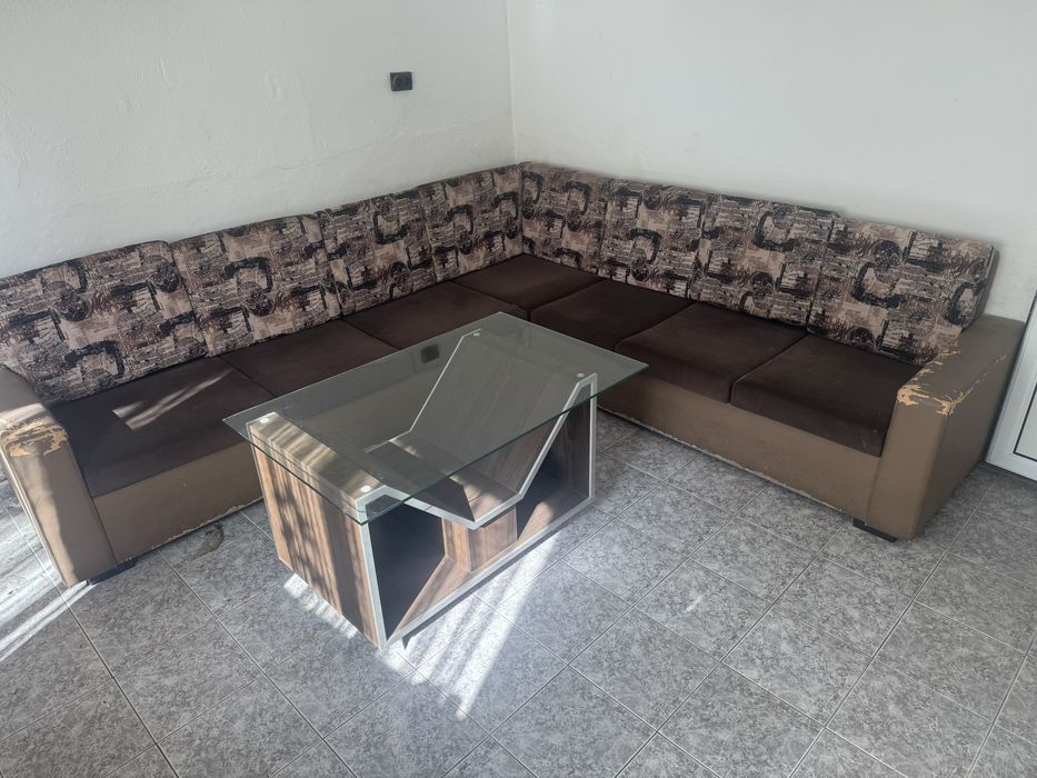 Ъглов диван със стъклена маса