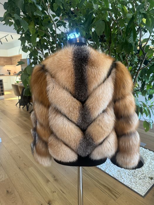Vand haina de blana din vulpe canadiana roscata la 1499lei