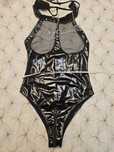Body negru din latex pentru club.