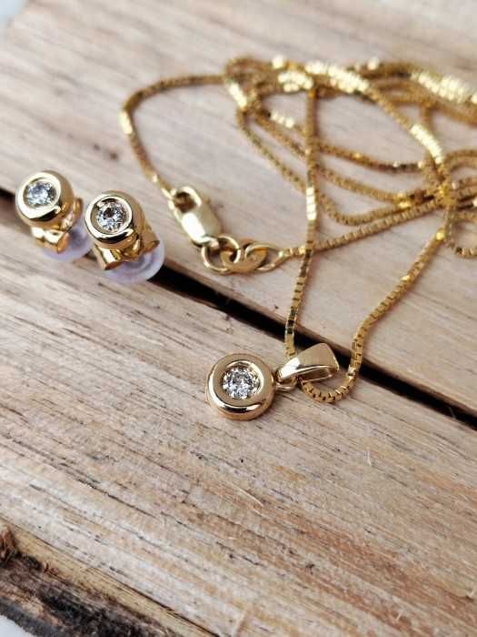 Set Cercei Pandantiv Aur 18K Cu Diamante Button