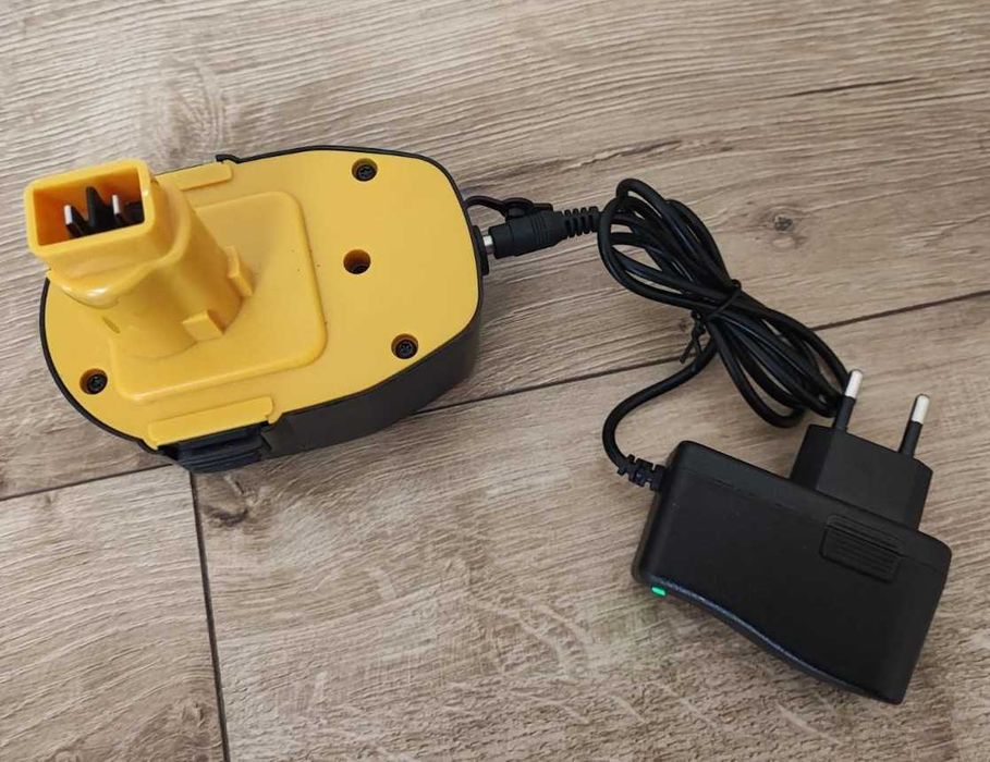 Li-Ion Baterie 14,4V (3Ah) cu încărcător pentru DeWalt