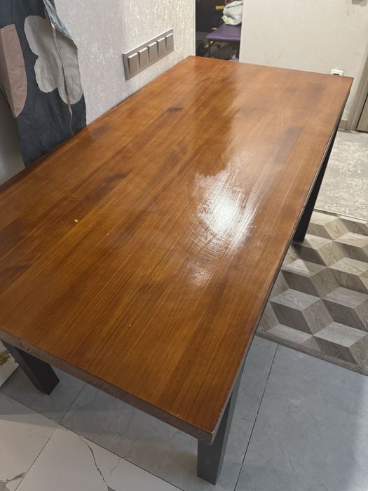 Продаю стол. Деревянный, прочный и качественный.