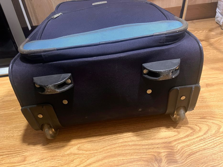 Маленький чемодан, можно в ручную кладь