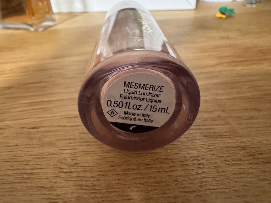 Rare Beauty luminizer - цвят Mesmerize