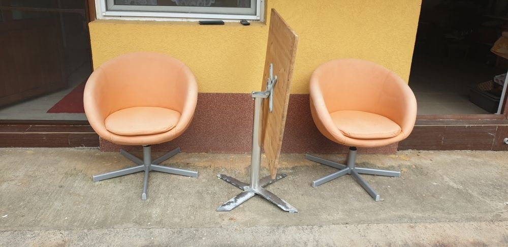 Masă cu două fotoli