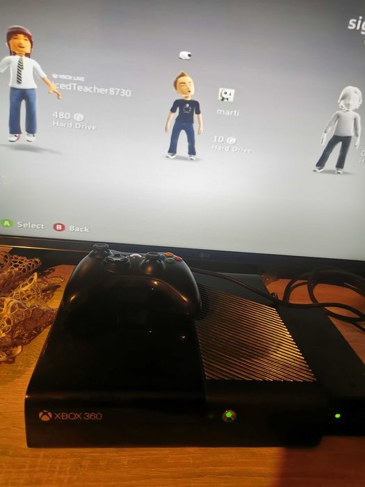 Xbox 360 s с два джойстика и игри