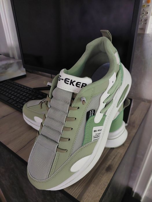 Кроссовка холати янги 43 размер бир размер кичкина олибман