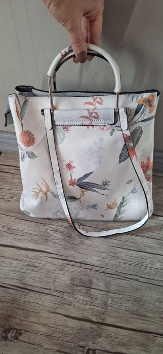 НОВА елегантна бяла дамска чанта с флорален принт