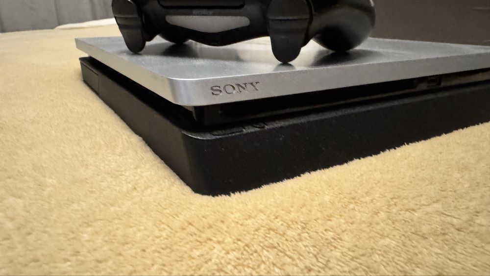 PS4 с джойстик и игри