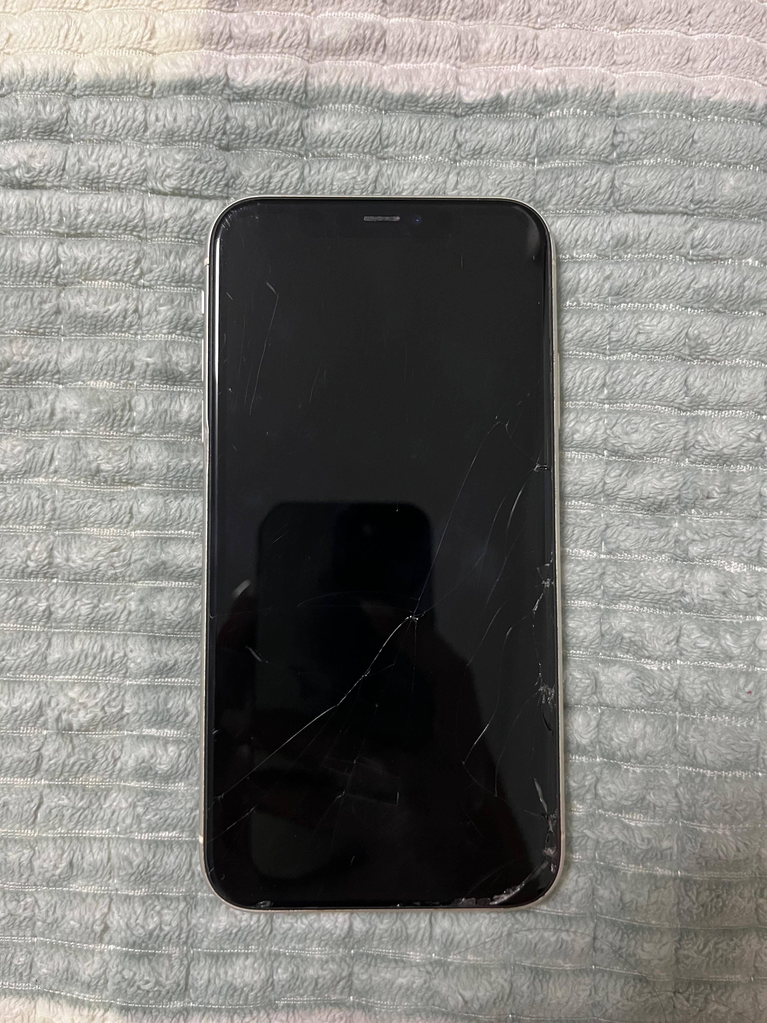 iPhone 11 64GB. Рабочий в хорошем состоянии