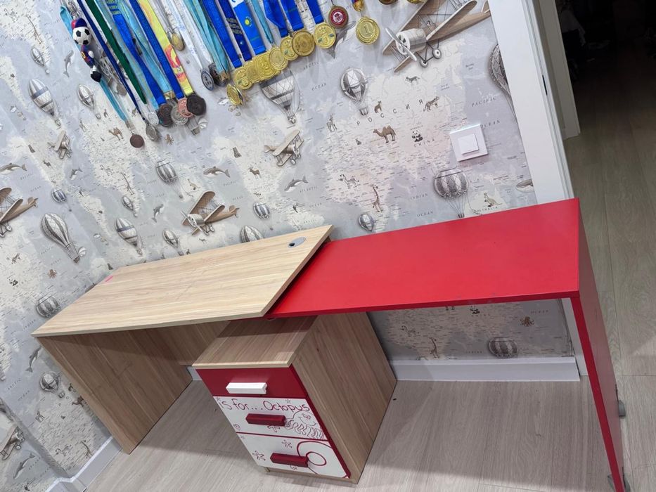 Детский стол с выдвижными ящиками, можно сделать для двоих