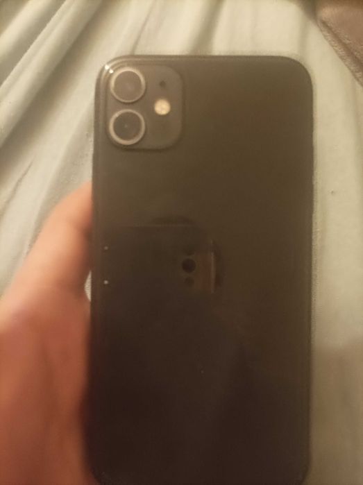 Продавам айфон 11 64гб