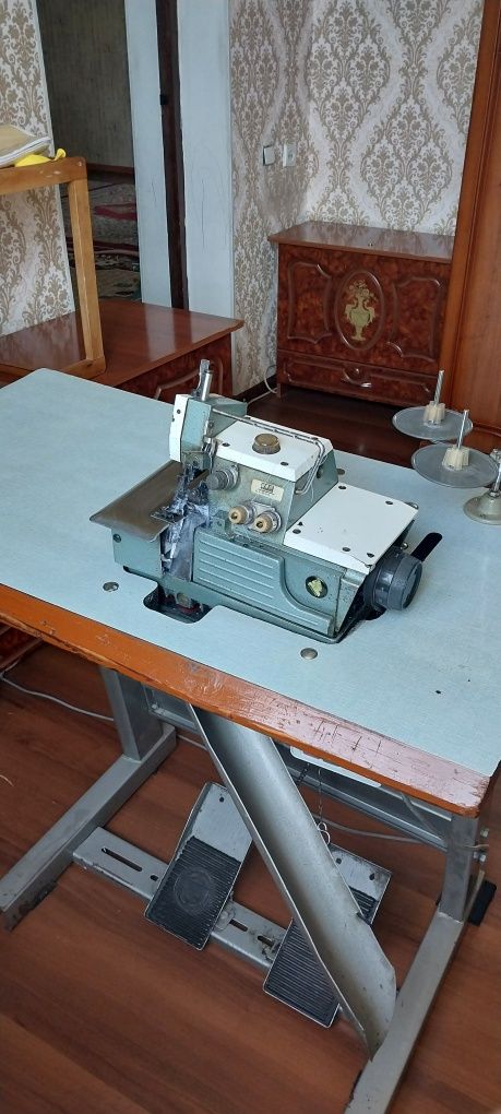 Оверлок машина .