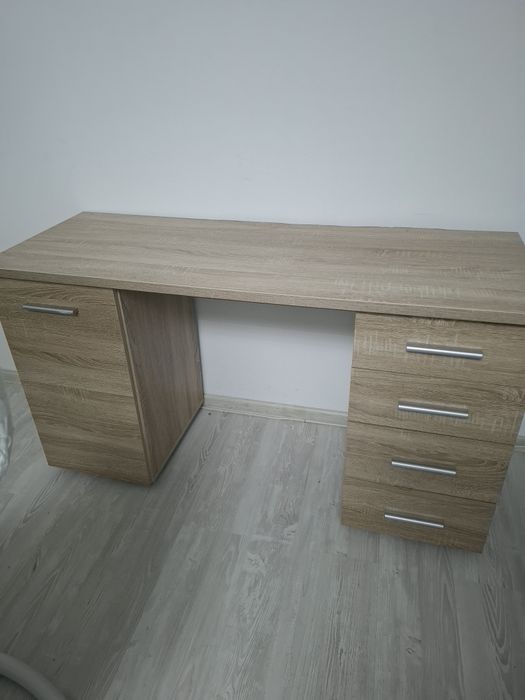 Vând birou în stare foarte bună