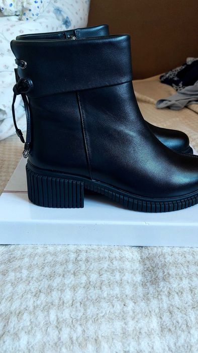 Vand ghete noi din  piele ,firma pass collection, nr. 39