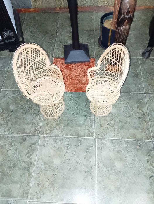 Дядо Коледа в златни одежди, касичка от кокосов орех