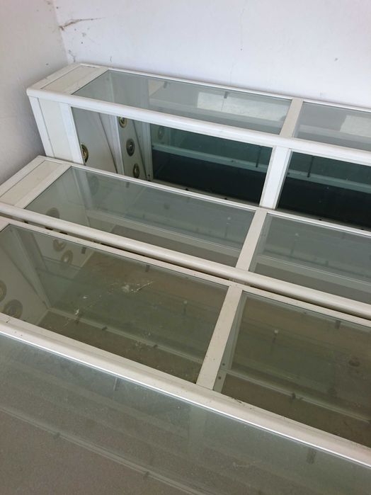 Витрини от алуминии и стъкло,има и осветление.