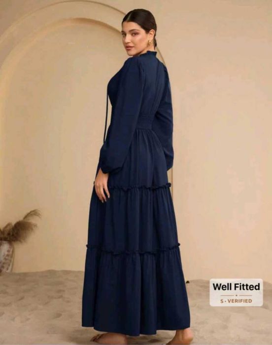 Рокля с дълъг ръкав в тъмно синьо