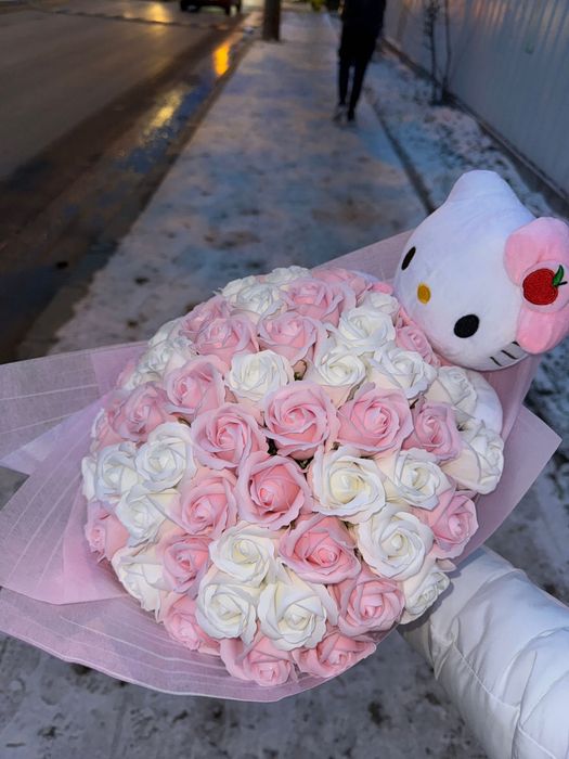 Buchet Hello Kitty, 51 Teandafiri De Sapun (Albi si Roz) + Fundita Roz