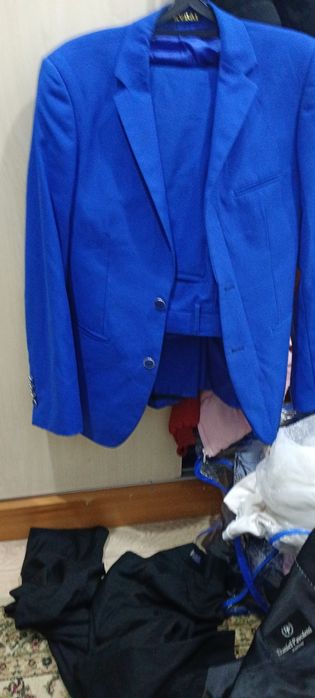 Отдам бесплатно за шоколадку вещи мужской костюм 46-48 размер и детсск