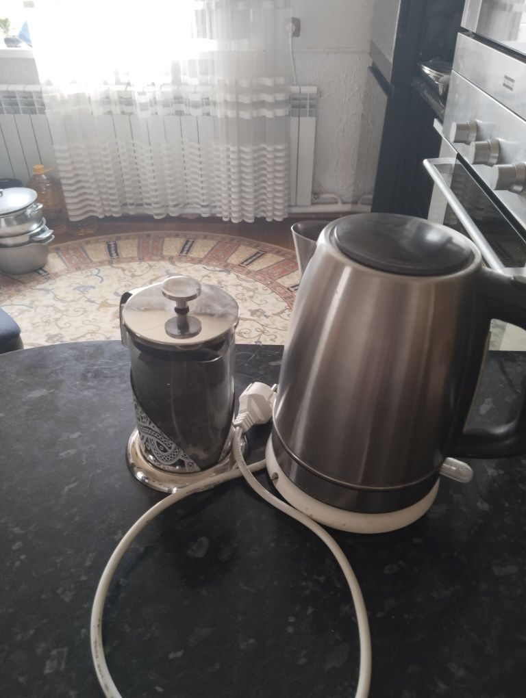 Чайник и куча подарков к нему