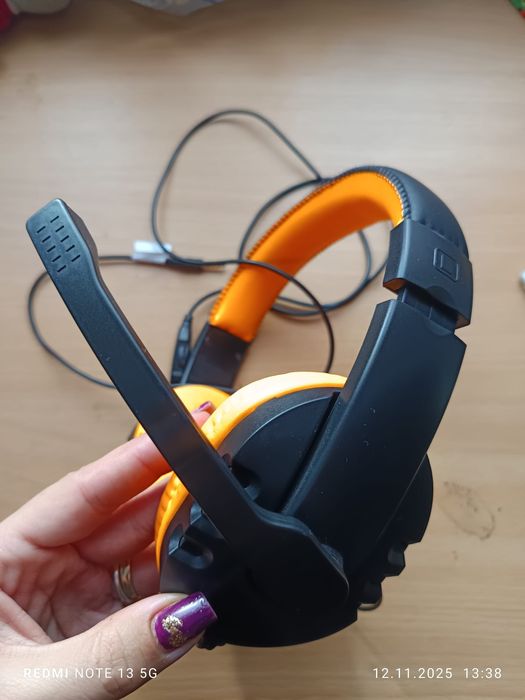 Căști cu fir și microfon