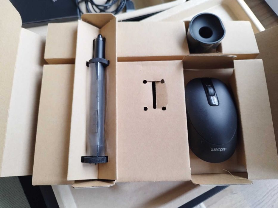 Графичен Таблет WACOM Intuos Pro S, Pen & Touch (PTH-451)