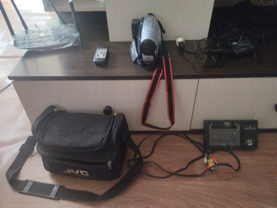 VHS камера фирмы JVC , полностью исправна без кассет