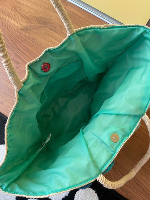 Плажна чанта със сини помпони