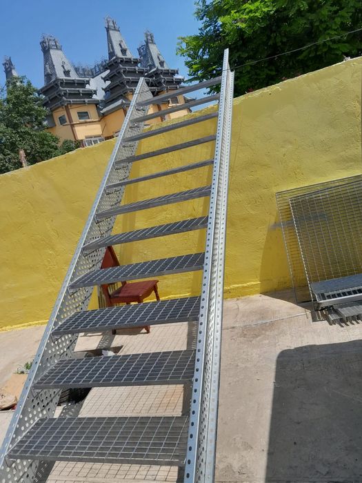 Vând trepte zincate metalice dacă va interesează sunaț la Nr de telefo
