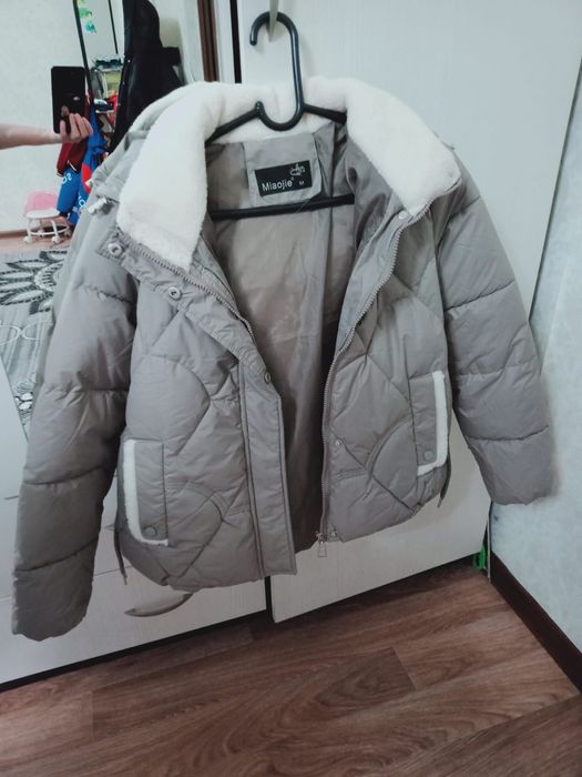Продам куртку бежевый цвет