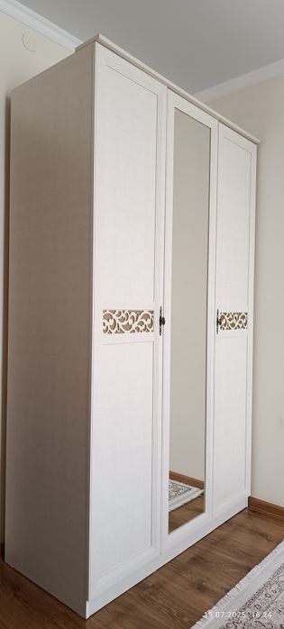 Продам распашной шкаф