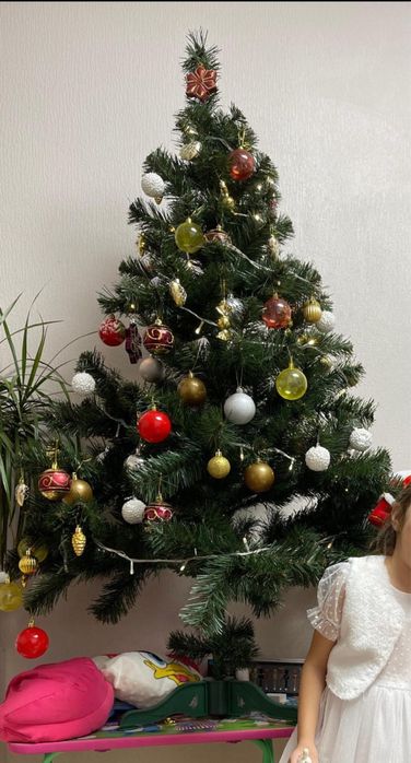 Елка 1,5м в отличном состоянии! Доставим по городу