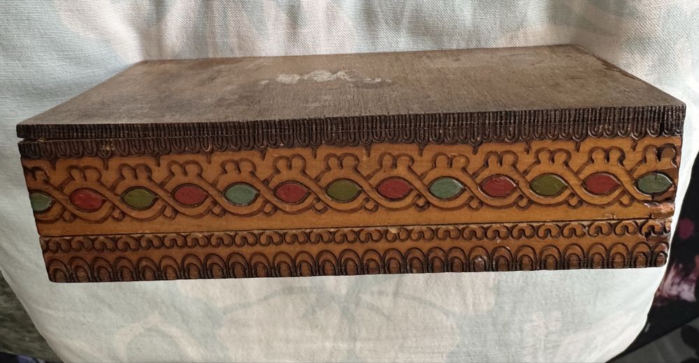 Стара пирографирана кутия